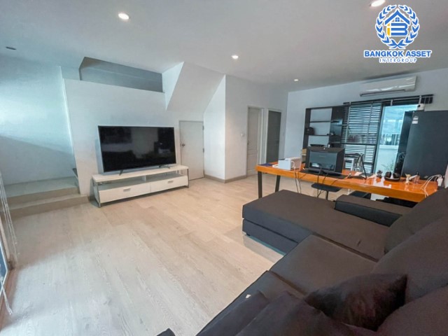 ทาวน์เฮ้าส์มือสองย่านกรุงเทพฯ ม.เนอวานา คลัสเตอร์ รามคำแหง เนื้อที่มากถึง 21.7 ตร.ว. ฟังก์ชัน 3 ห้องนอน 2 ห้องน้ำ 2 ที่จอดรถ บ้านสภาพสวย พร้อมอยู่ บนทำเลแห่งการเดินทาง ใกล้สนามบินสุวรรณภูมิ และรถไฟฟ้า (ในอนาคต) สายสีส้ม "สถานีราษฎร์พัฒนา"